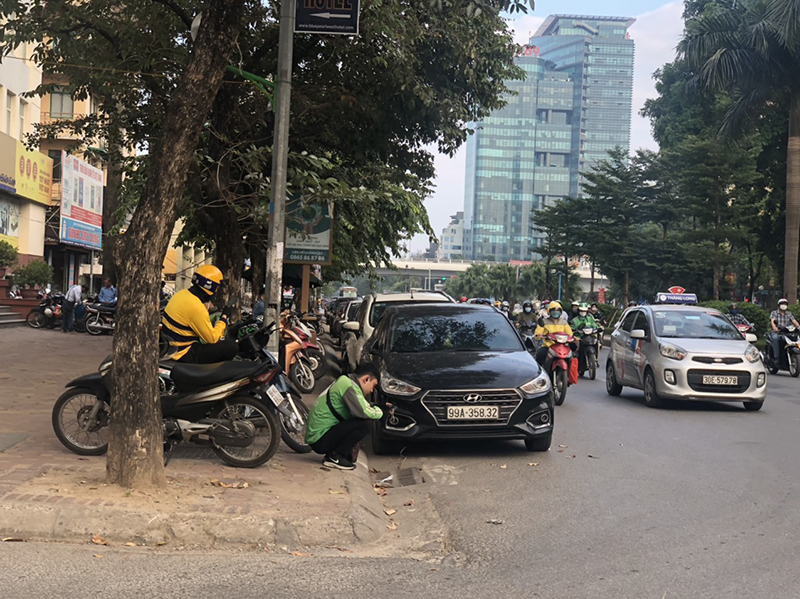 Hà Nội: Tuyến đường Hoàng Quốc Việt "biến" thành bãi xe di dộng - Ảnh 1