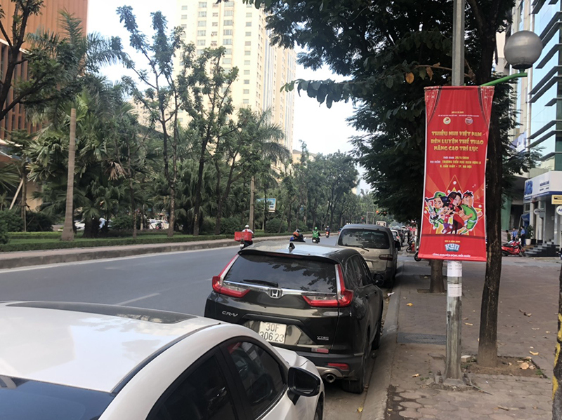 Hà Nội: Tuyến đường Hoàng Quốc Việt "biến" thành bãi xe di dộng - Ảnh 5