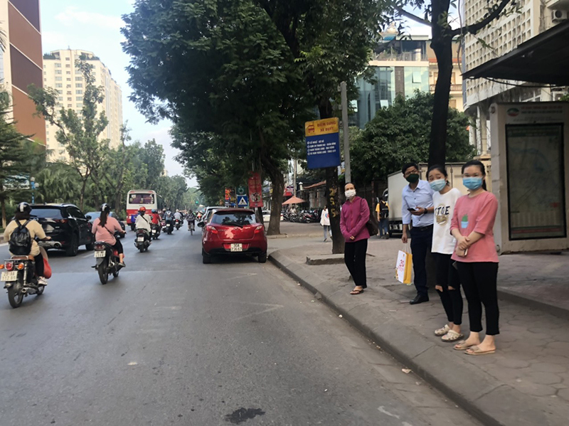 Hà Nội: Tuyến đường Hoàng Quốc Việt "biến" thành bãi xe di dộng - Ảnh 6