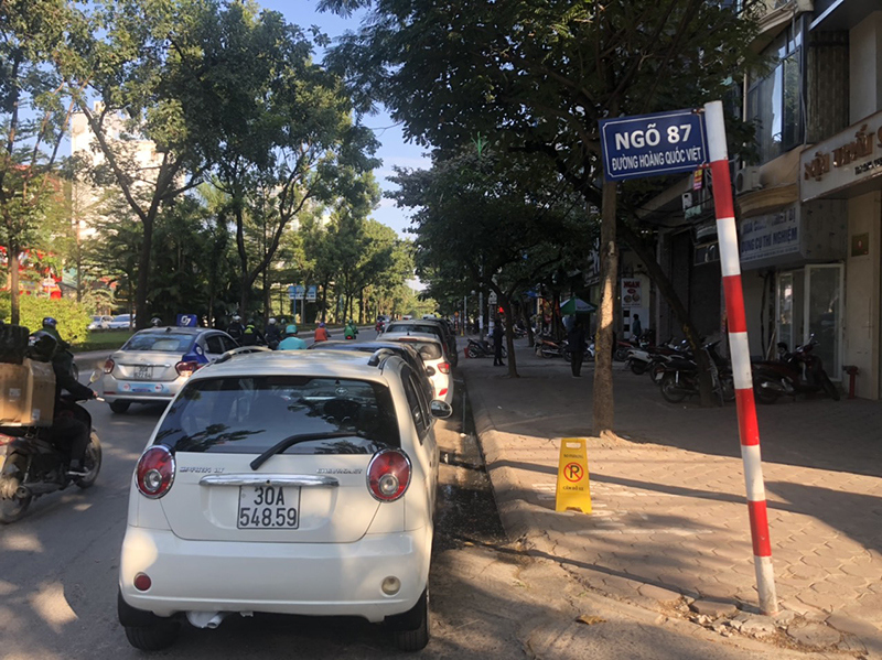 Hà Nội: Tuyến đường Hoàng Quốc Việt "biến" thành bãi xe di dộng - Ảnh 7