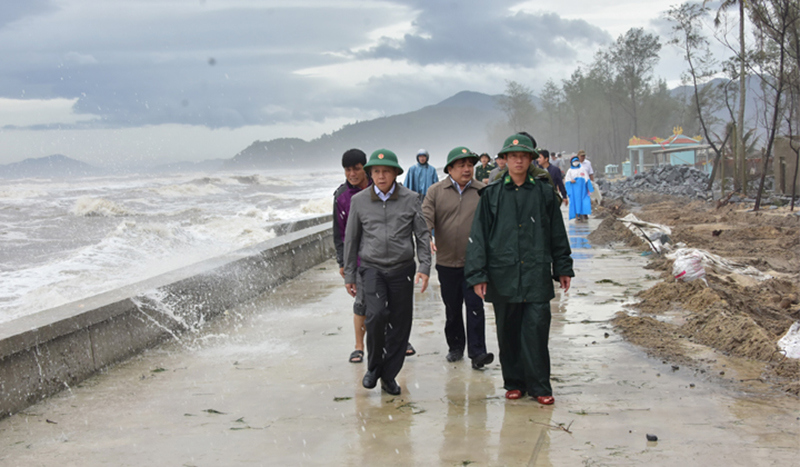 Thừa Thiên Huế: Huy động tổng lực khắc phục hậu quả của bão số 13 - Ảnh 1