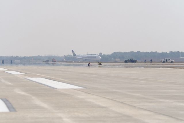 Công trường sửa đường băng Sân bay Nội Bài ngày cuối cùng năm 2020 - Ảnh 3