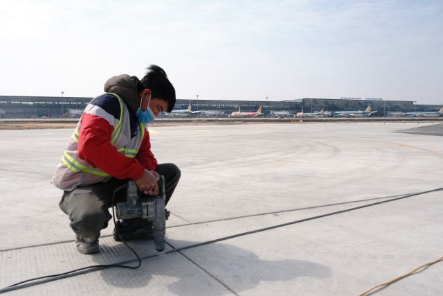 Công trường sửa đường băng Sân bay Nội Bài ngày cuối cùng năm 2020 - Ảnh 9