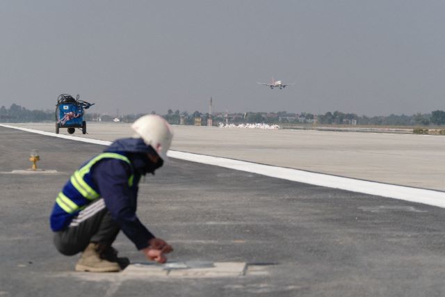 Công trường sửa đường băng Sân bay Nội Bài ngày cuối cùng năm 2020 - Ảnh 8