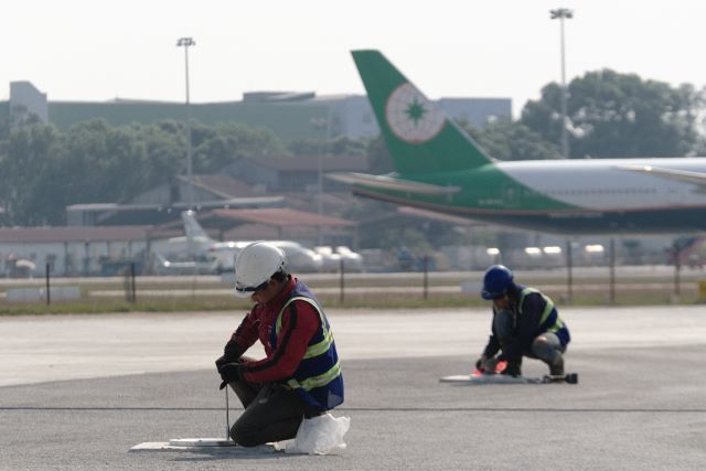 Công trường sửa đường băng Sân bay Nội Bài ngày cuối cùng năm 2020 - Ảnh 7