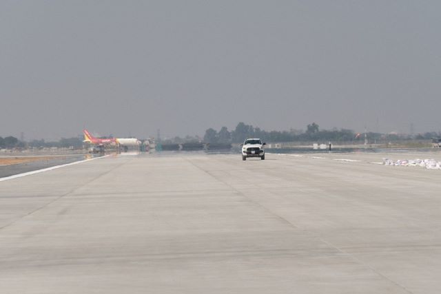Công trường sửa đường băng Sân bay Nội Bài ngày cuối cùng năm 2020 - Ảnh 4