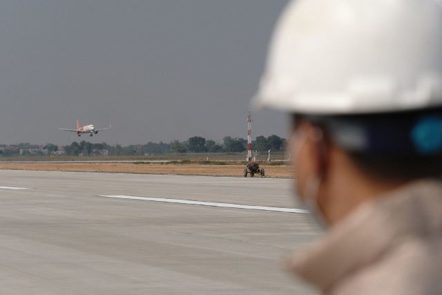 Công trường sửa đường băng Sân bay Nội Bài ngày cuối cùng năm 2020 - Ảnh 11