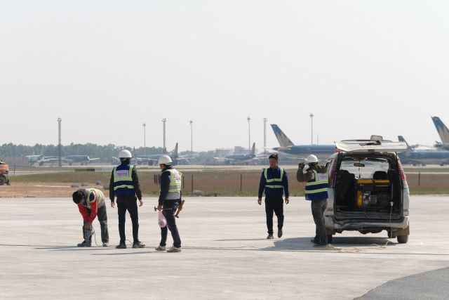 Công trường sửa đường băng Sân bay Nội Bài ngày cuối cùng năm 2020 - Ảnh 10