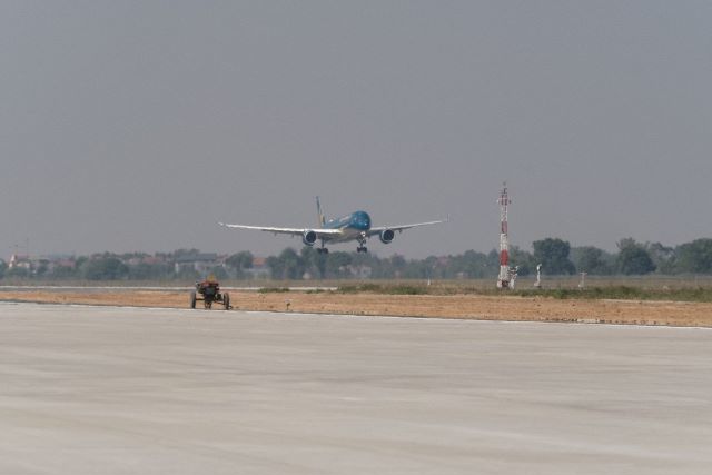Công trường sửa đường băng Sân bay Nội Bài ngày cuối cùng năm 2020 - Ảnh 12