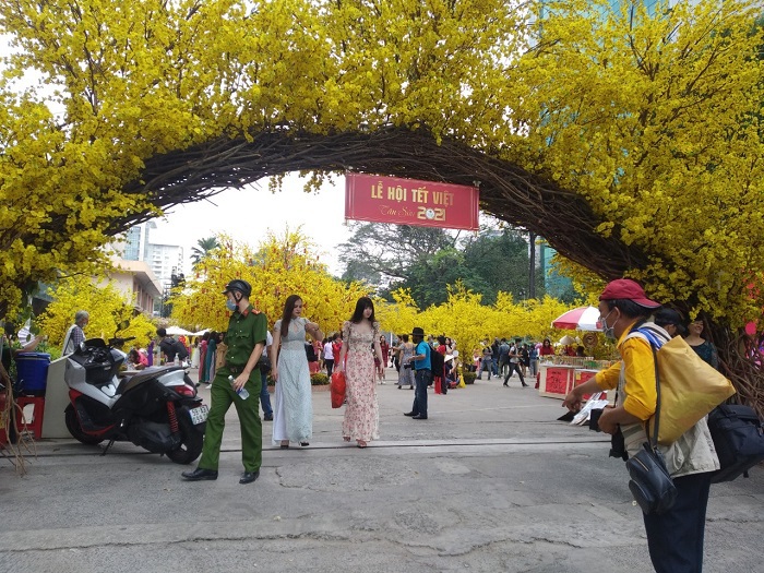 Người dân TP Hồ Chí Minh thờ ơ phòng dịch tại “đường mai vàng” - Ảnh 2