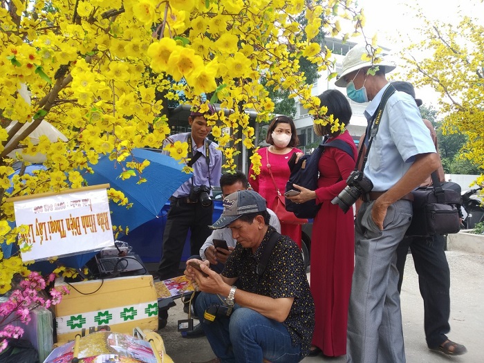 Người dân TP Hồ Chí Minh thờ ơ phòng dịch tại “đường mai vàng” - Ảnh 5