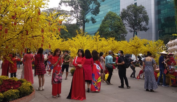 Người dân TP Hồ Chí Minh thờ ơ phòng dịch tại “đường mai vàng” - Ảnh 3