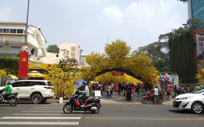 Người dân TP Hồ Chí Minh thờ ơ phòng dịch tại “đường mai vàng” - Ảnh 1