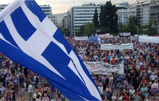 Người dân Hy Lạp lại biểu tình phản đối các biện pháp tài chính mới - Ảnh 1