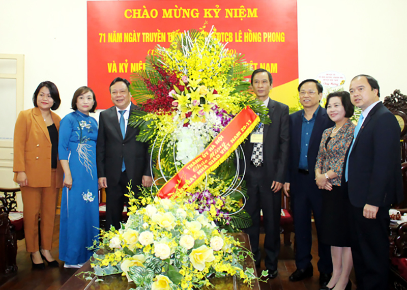 Phó Bí thư Thành ủy Nguyễn Văn Phong chúc mừng Trường Đào tạo cán bộ Lê Hồng Phong - Ảnh 1