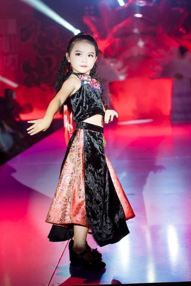 Thần thái xuất sắc của mẫu nhí 9 tuổi có đôi mắt ấn tượng nhất làng thời trang Việt - Ảnh 7