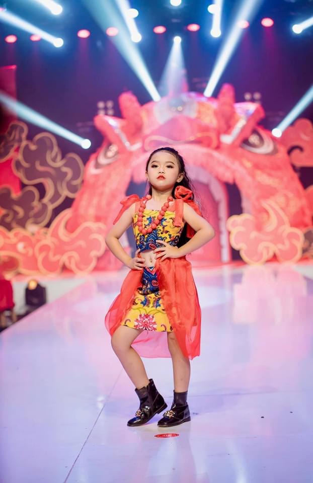 Thần thái xuất sắc của mẫu nhí 9 tuổi có đôi mắt ấn tượng nhất làng thời trang Việt - Ảnh 8
