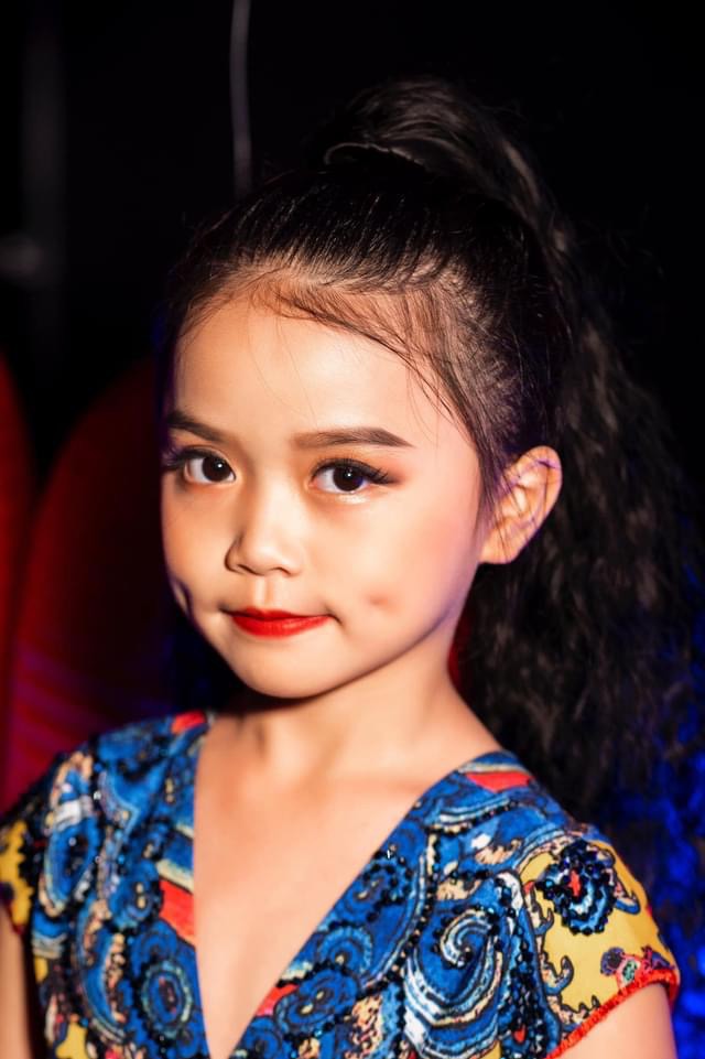 Thần thái xuất sắc của mẫu nhí 9 tuổi có đôi mắt ấn tượng nhất làng thời trang Việt - Ảnh 9