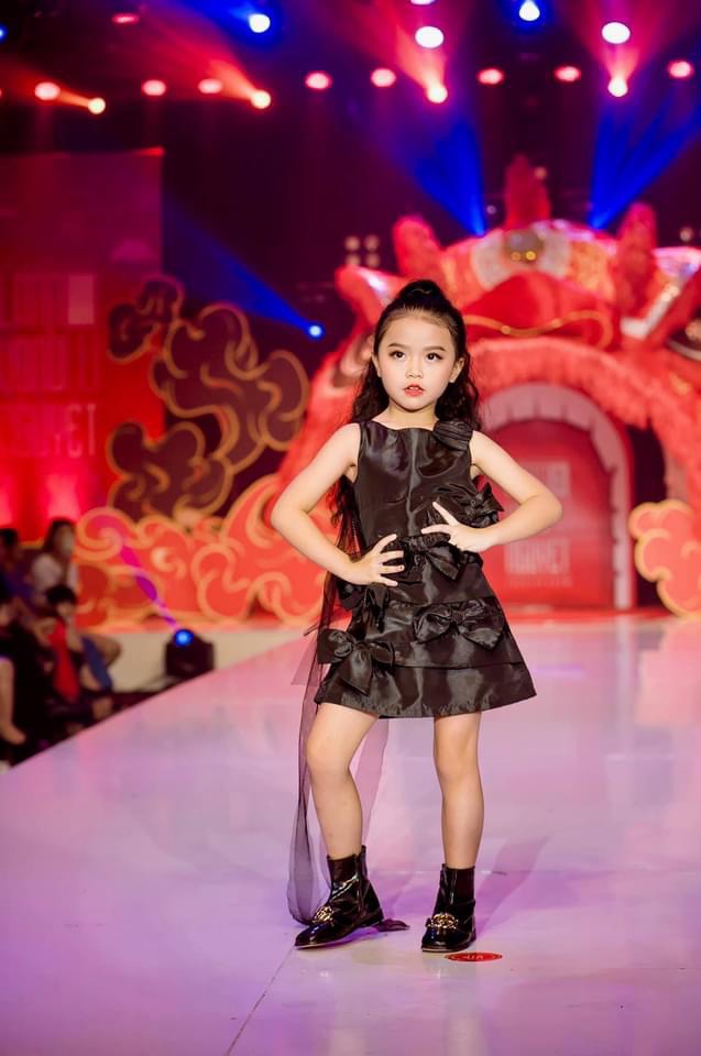 Thần thái xuất sắc của mẫu nhí 9 tuổi có đôi mắt ấn tượng nhất làng thời trang Việt - Ảnh 10