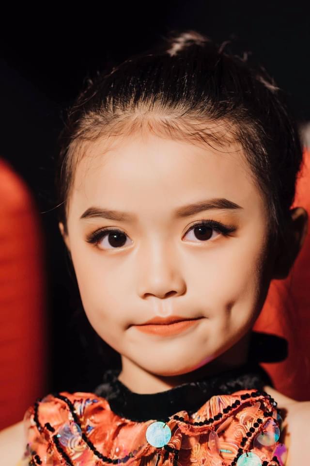 Thần thái xuất sắc của mẫu nhí 9 tuổi có đôi mắt ấn tượng nhất làng thời trang Việt - Ảnh 11