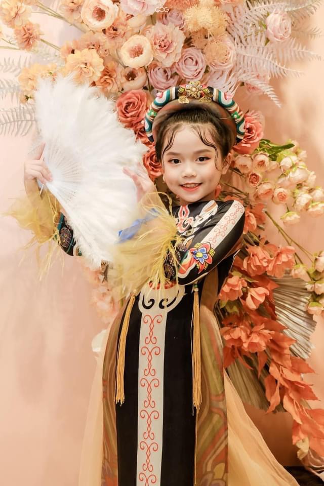 Thần thái xuất sắc của mẫu nhí 9 tuổi có đôi mắt ấn tượng nhất làng thời trang Việt - Ảnh 12