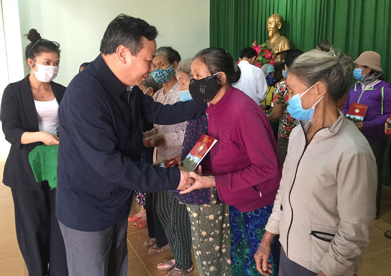 Hà Nội trao quà hỗ trợ người dân sau bão lũ tại tỉnh Quảng Ngãi - Ảnh 1