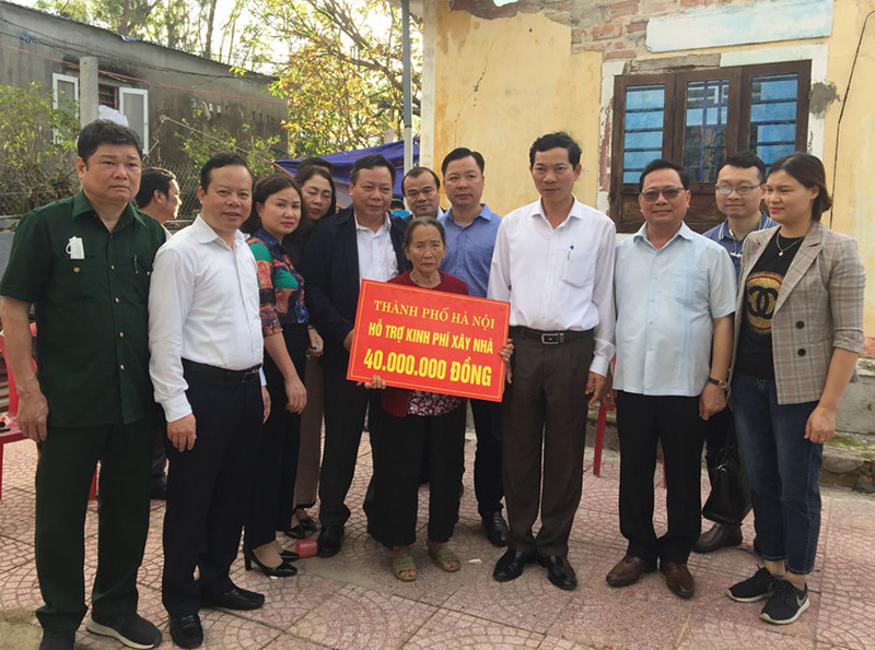 Hà Nội trao quà hỗ trợ người dân sau bão lũ tại tỉnh Quảng Ngãi - Ảnh 2