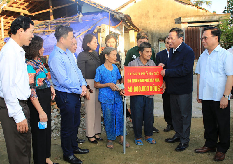 Hà Nội trao quà hỗ trợ người dân sau bão lũ tại tỉnh Quảng Ngãi - Ảnh 3
