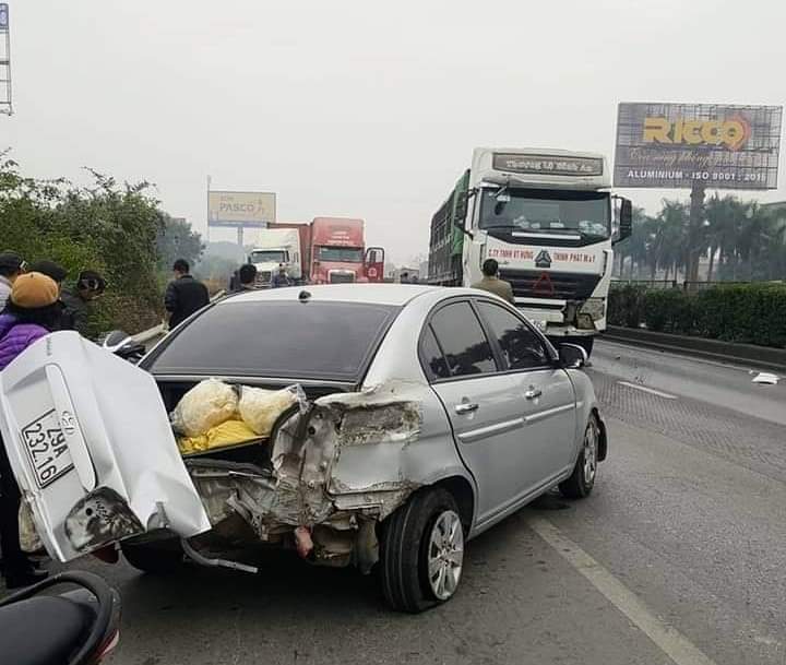 Một vụ tai nạn khiến chiếc xe ô tô 5 chỗ bị hư hỏng nặng do chuyển làn ẩu - Ảnh 1