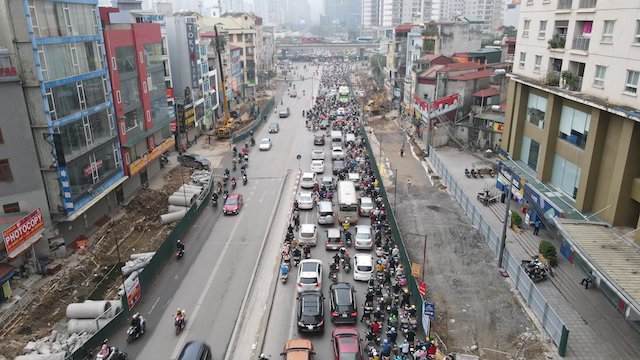 Chật vật qua nút giao Lê Văn Lương - Khuất Duy Tiến - Ảnh 4