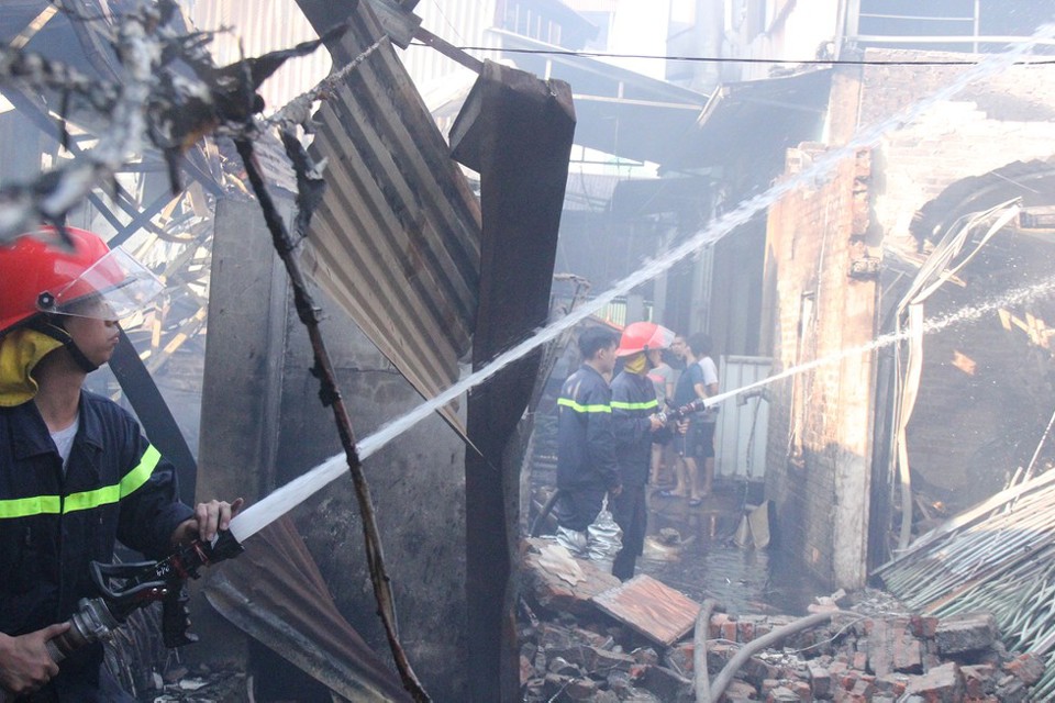 Thông tin mới nhất về vụ cháy nhiều xưởng gỗ ở Hữu Bằng, huyện Thạch Thất - Ảnh 2