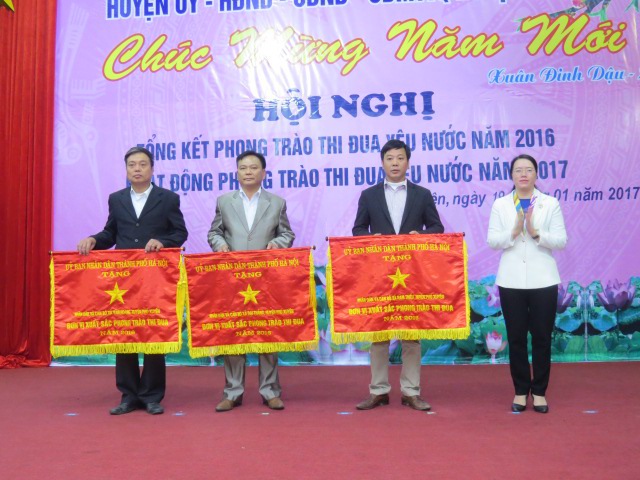 Huyện Phú Xuyên: 22 tập thể, cá nhân được tặng Bằng khen, cờ thi đua - Ảnh 2