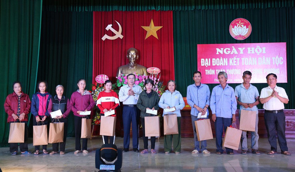 Trưởng Ban dân vận Thành ủy chung vui Ngày hội Đại đoàn kết toàn dân tộc cùng người dân ở xã Song Phượng - Ảnh 3