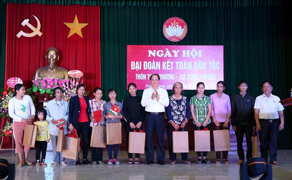 Trưởng Ban dân vận Thành ủy chung vui Ngày hội Đại đoàn kết toàn dân tộc cùng người dân ở xã Song Phượng - Ảnh 2