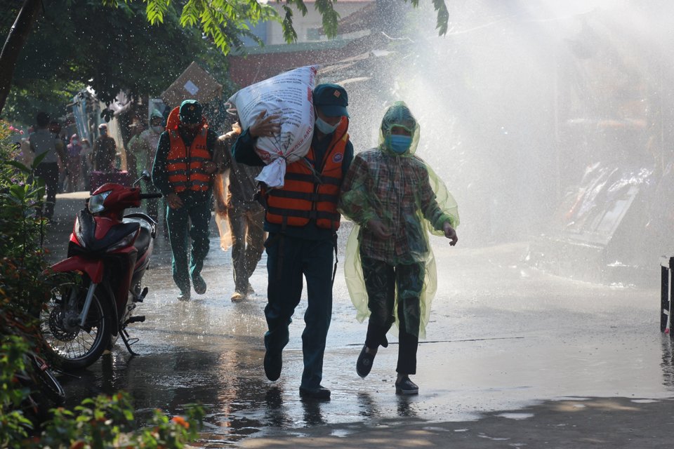 Hà Nội: Quận Ba Đình diễn tập ứng phó thiên tai bên bờ sông Hồng - Ảnh 5