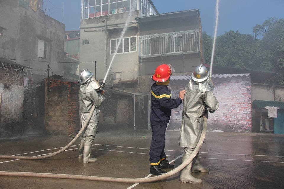 Hà Nội: Quận Ba Đình diễn tập ứng phó thiên tai bên bờ sông Hồng - Ảnh 4