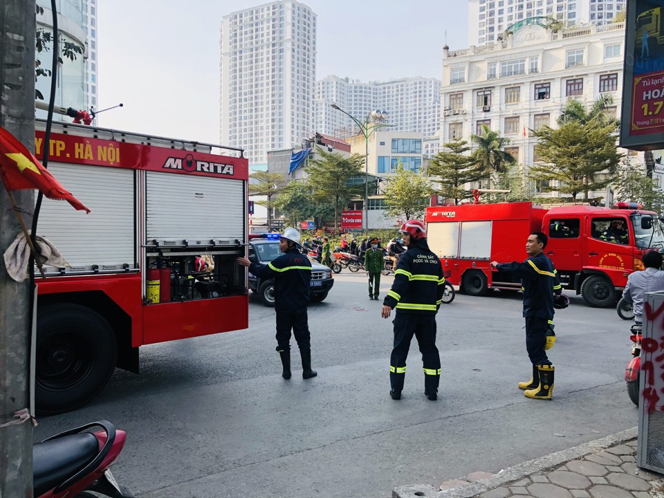 Hà Nội: Cháy lớn tại nhà hàng trên phố Thượng Đình - Ảnh 2