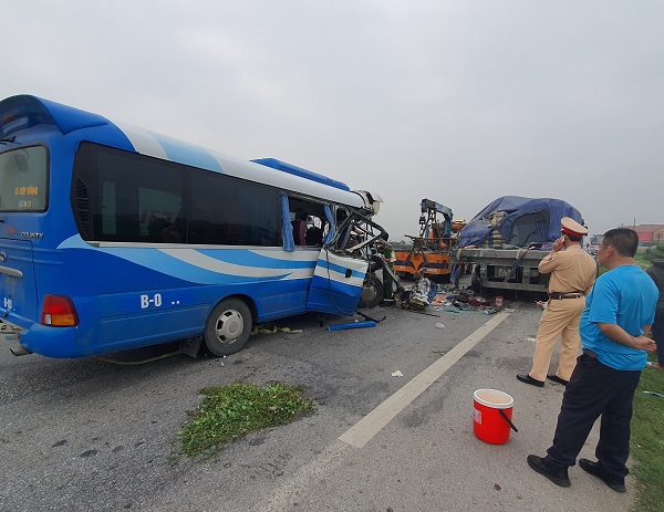 Thêm một người tử vong trong vụ tai nạn xe khách đặc biệt nghiêm trọng ở Nghệ An - Ảnh 1