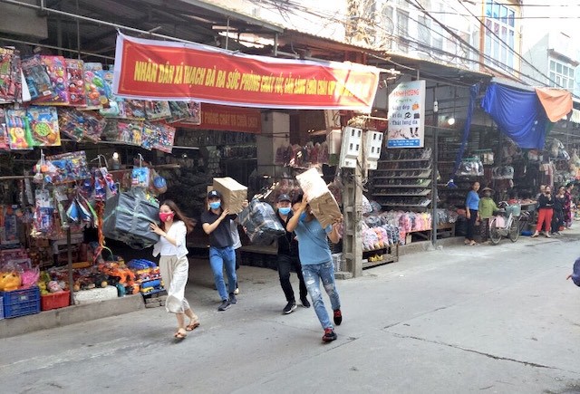 Dập tắt đám cháy giả định tại chợ Thạch Đà, huyện Mê Linh - Ảnh 1