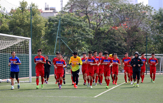 VL Asian Cup 2019: Đội tuyển Việt Nam thả lỏng, tập nhẹ trên sân cỏ nhân tạo - Ảnh 1
