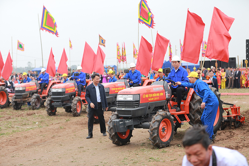 Chủ tịch nước lái máy cày trong hội Tịch điền Đọi Sơn năm 2017 - Ảnh 13