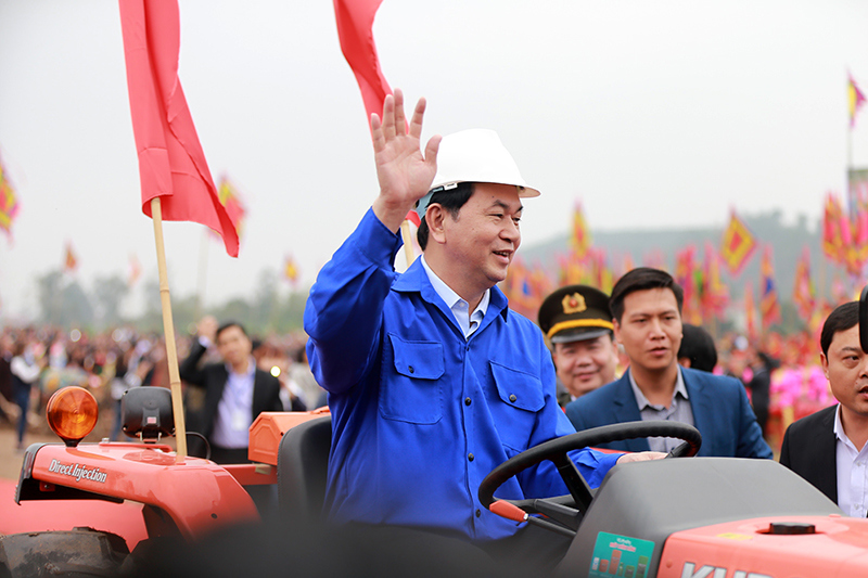 Chủ tịch nước lái máy cày trong hội Tịch điền Đọi Sơn năm 2017 - Ảnh 11
