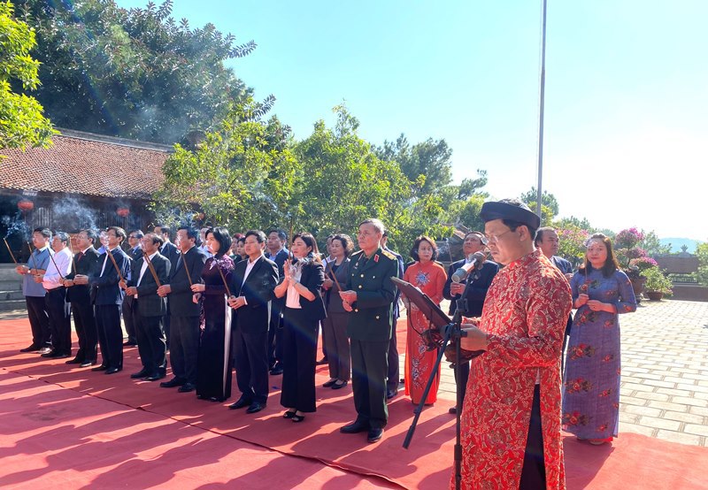Đoàn đại biểu lãnh đạo thành phố Hà Nội dâng hương tưởng niệm Danh nhân Chu Văn An tại tỉnh Hải Dương - Ảnh 1