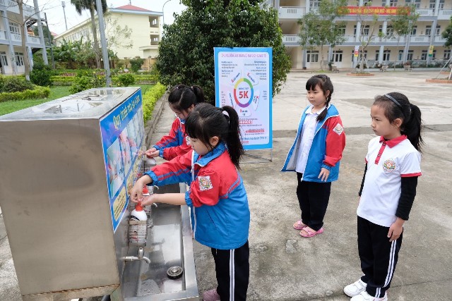 Phòng dịch nghiêm ngặt ngày học sinh trở lại trường tại huyện Mê Linh - Ảnh 2