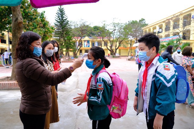 Phòng dịch nghiêm ngặt ngày học sinh trở lại trường tại huyện Mê Linh - Ảnh 1