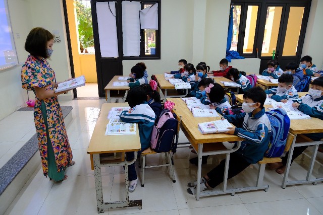Phòng dịch nghiêm ngặt ngày học sinh trở lại trường tại huyện Mê Linh - Ảnh 5