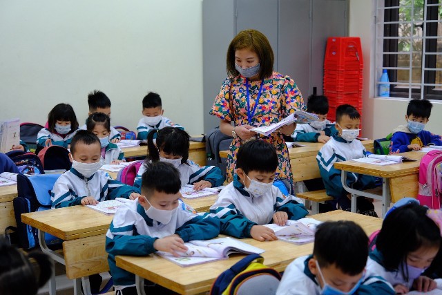 Phòng dịch nghiêm ngặt ngày học sinh trở lại trường tại huyện Mê Linh - Ảnh 9