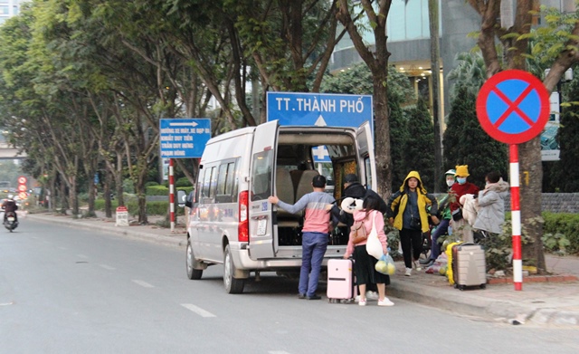 Người dân đổ về Hà Nội sau kỳ nghỉ, đường phố nội thành thông thoáng - Ảnh 12