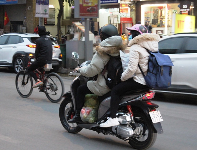 Người dân đổ về Hà Nội sau kỳ nghỉ, đường phố nội thành thông thoáng - Ảnh 1