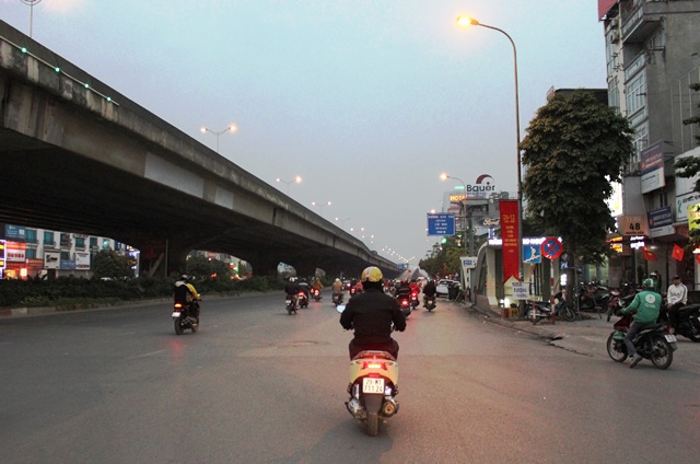 Người dân đổ về Hà Nội sau kỳ nghỉ, đường phố nội thành thông thoáng - Ảnh 4